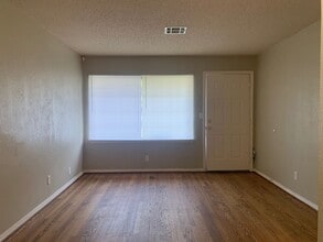 300 Russell Dr in Midwest City, OK - Building Photo - Building Photo