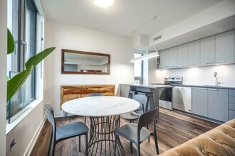 6570 Glen Erin Dr in Mississauga, ON - Building Photo - Building Photo