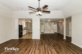 5131 Whittier Oaks Dr, Unit 2 in Friendswood, TX - Building Photo - Building Photo