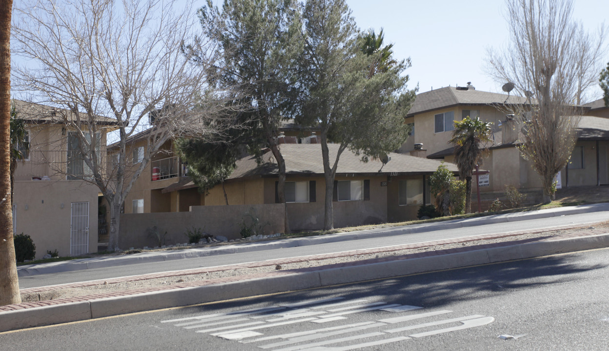 1321 Barstow Rd in Barstow, CA - Building Photo