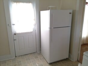 714 9th St, Unit #1 Downstairs in Charleston, IL - Building Photo - Building Photo