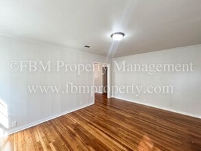 608 W Lake St in Ennis, TX - Building Photo - Building Photo