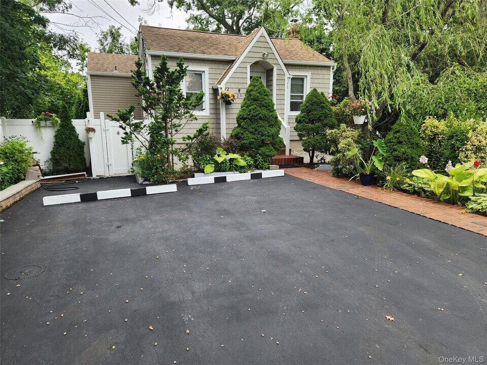 26 Long Beach Dr in Sound Beach, NY - Building Photo