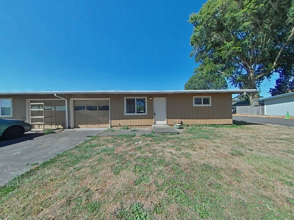 2510 SE Sherman St in Albany, OR - Foto de edificio
