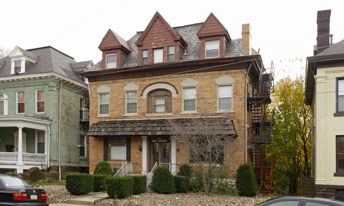 Roup Gardens in Pittsburgh, PA - Building Photo