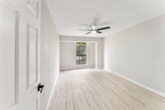 9425 Fondren Rd in Houston, TX - Building Photo - Building Photo