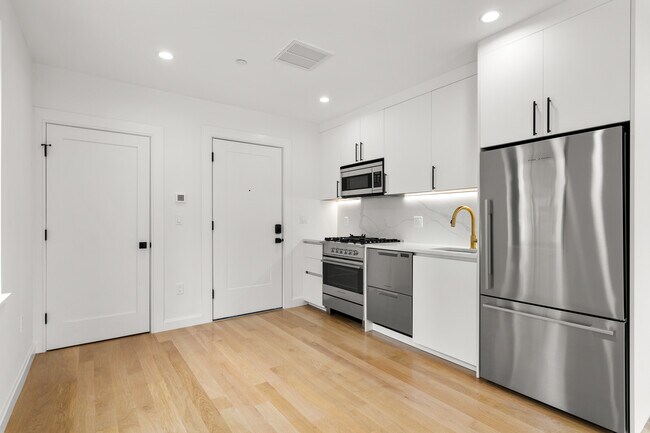 1618 Beacon St, Unit 3 in Brookline, MA - Building Photo - Building Photo