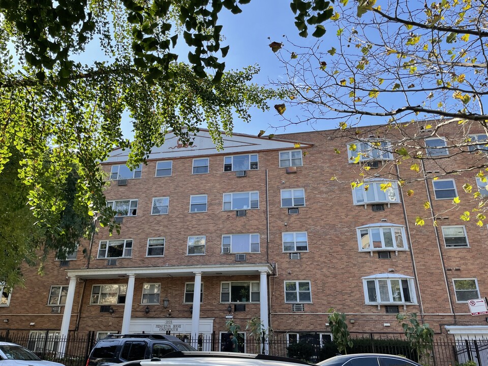 5920 N Kenmore Ave, Unit 219 in Chicago, IL - Building Photo