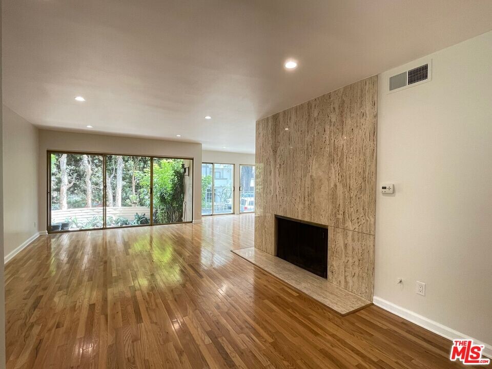 11645 Mayfield Ave in Los Angeles, CA - Building Photo