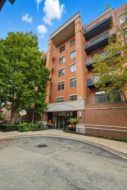 333 N Jefferson St in Chicago, IL - Building Photo