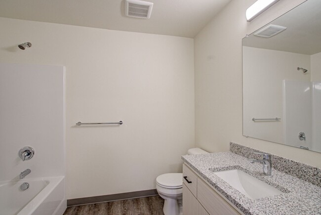 2276 W 10th Ave in Junction City, OR - Building Photo - Building Photo