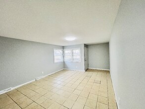 5744A N 65th St in Milwaukee, WI - Foto de edificio - Building Photo