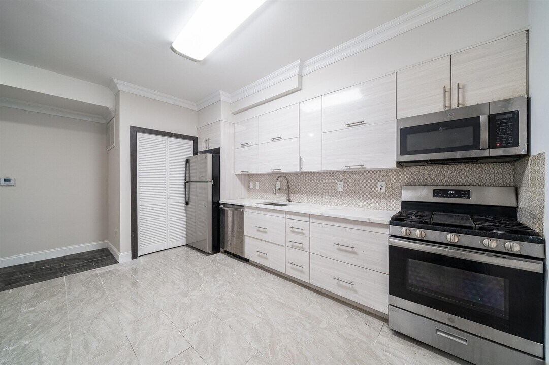 186 KENSINGTON Ave in Jersey City, NJ - Building Photo