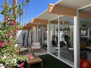 1111 E Palm Canyon Dr, Unit 321 in Palm Springs, CA - Foto de edificio - Building Photo