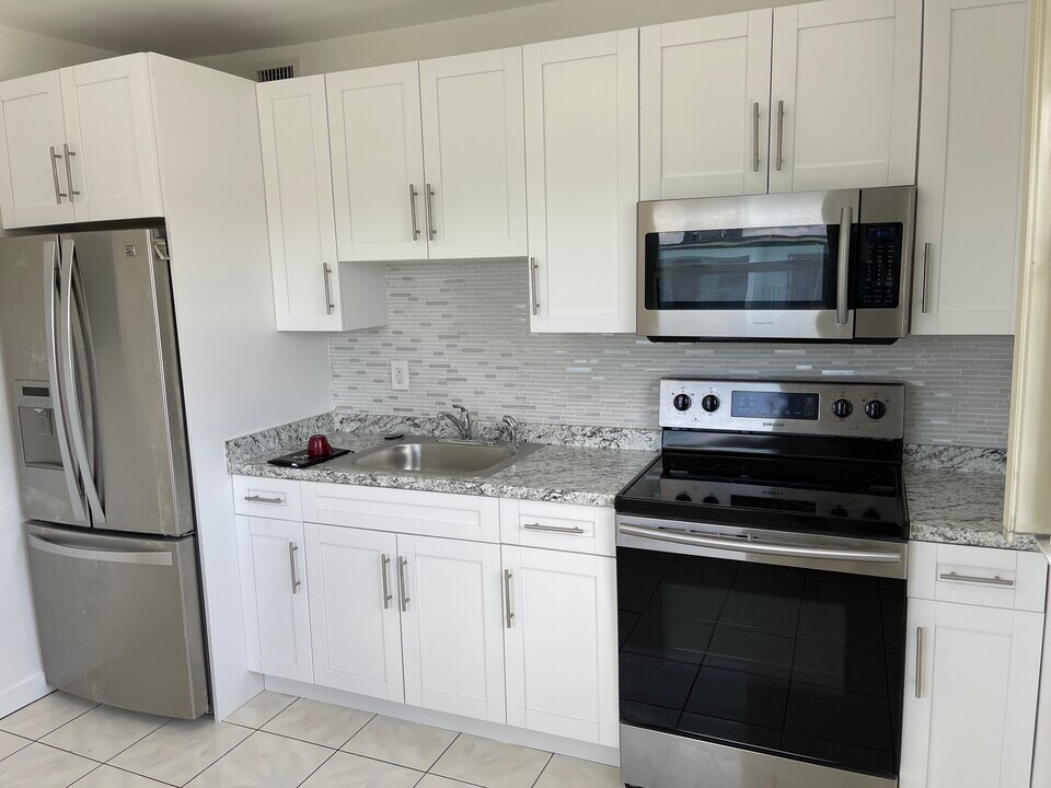 380 E 35th St in Hialeah, FL - Building Photo