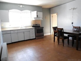 33 Vista Pl in Waterbury, CT - Building Photo