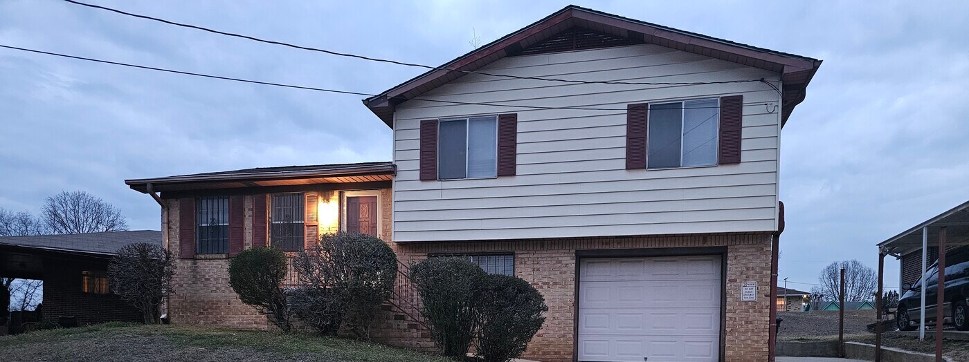 608 Old Pine Rd in Birmingham, AL - Building Photo