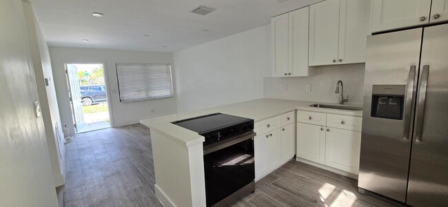 5890 NE 17th Rd in Fort Lauderdale, FL - Building Photo - Building Photo