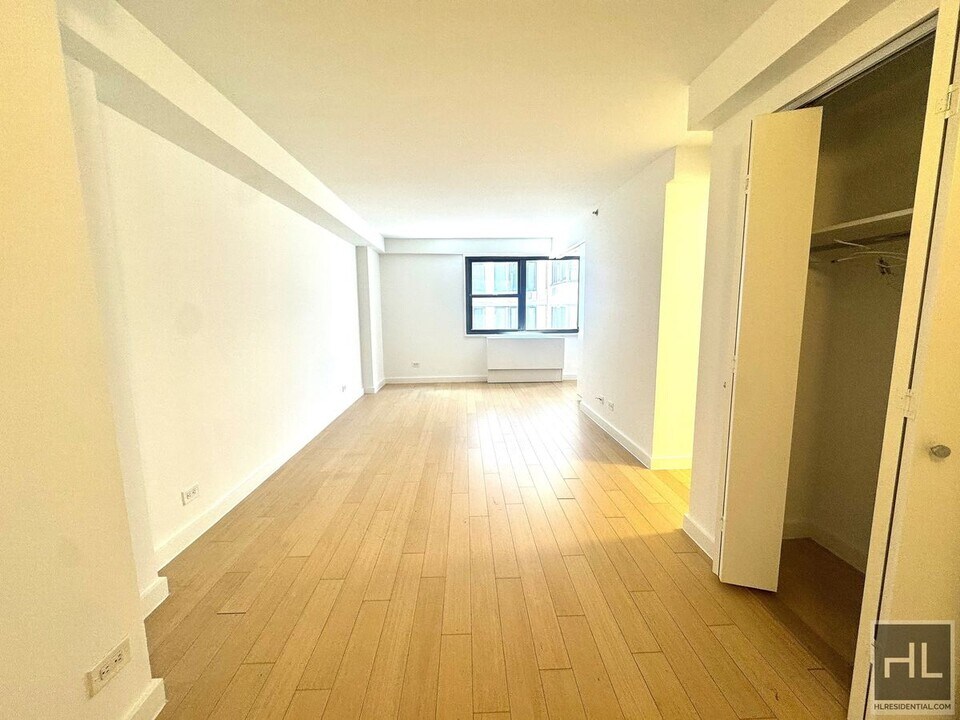 East 39th Street in New York, NY - Building Photo