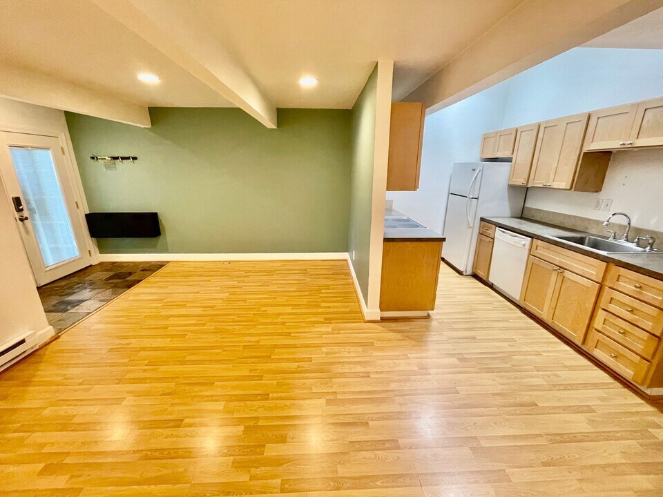 7302 N New York Ave in Portland, OR - Building Photo