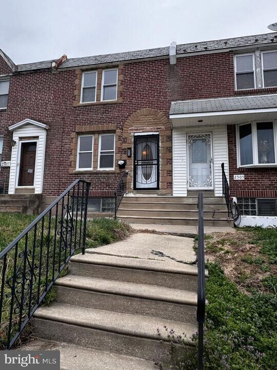 2503 Bellford St in Philadelphia, PA - Building Photo