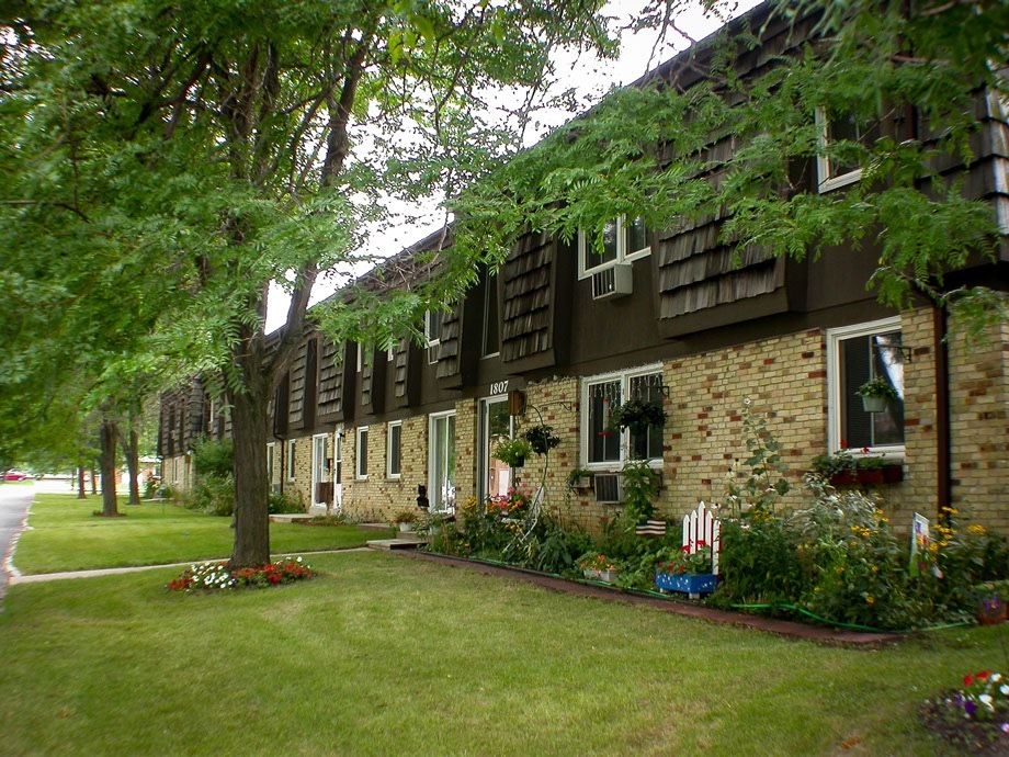 1803 Stonebridge Rd, Unit 101 in West Bend, WI - Foto de edificio