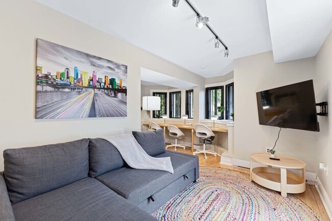 property at 1725 Av. Cedar