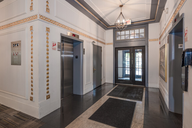 Madison Park Apartments in Chicago, IL - Building Photo - Interior Photo