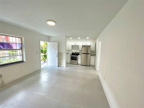 550 SW 10th St in Miami, FL - Foto de edificio - Building Photo