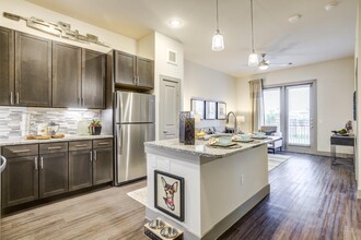 Cromwell at Plum Creek in Kyle, TX - Foto de edificio - Building Photo