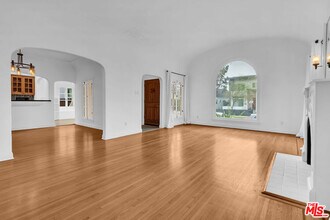 6131 W 5th St in Los Angeles, CA - Building Photo - Building Photo