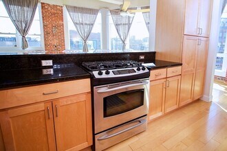 51 Lafayette St, Unit 208 in Salem, MA - Foto de edificio - Building Photo