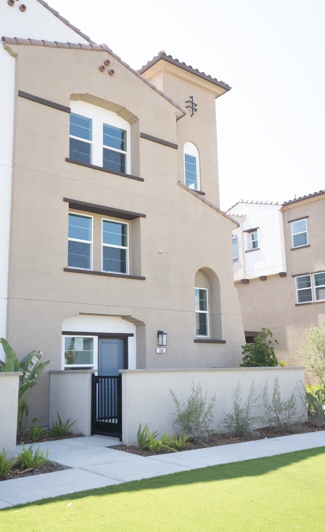 property at 550 Vía San Felipe