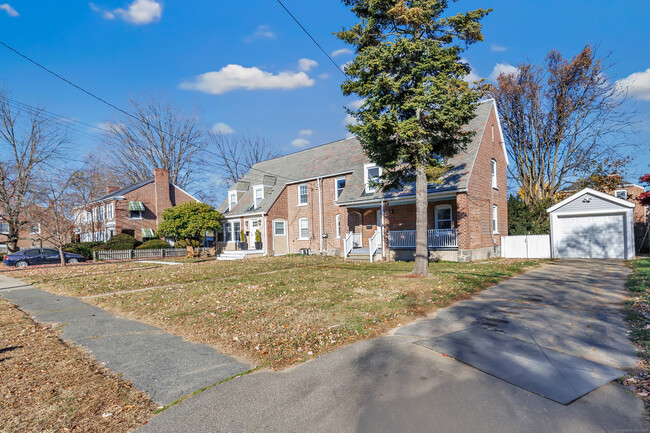 66 Roanoke Ave in Fairfield, CT - Foto de edificio - Building Photo