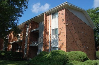 Colony West Apartments in Aurora, IL - Building Photo - Building Photo