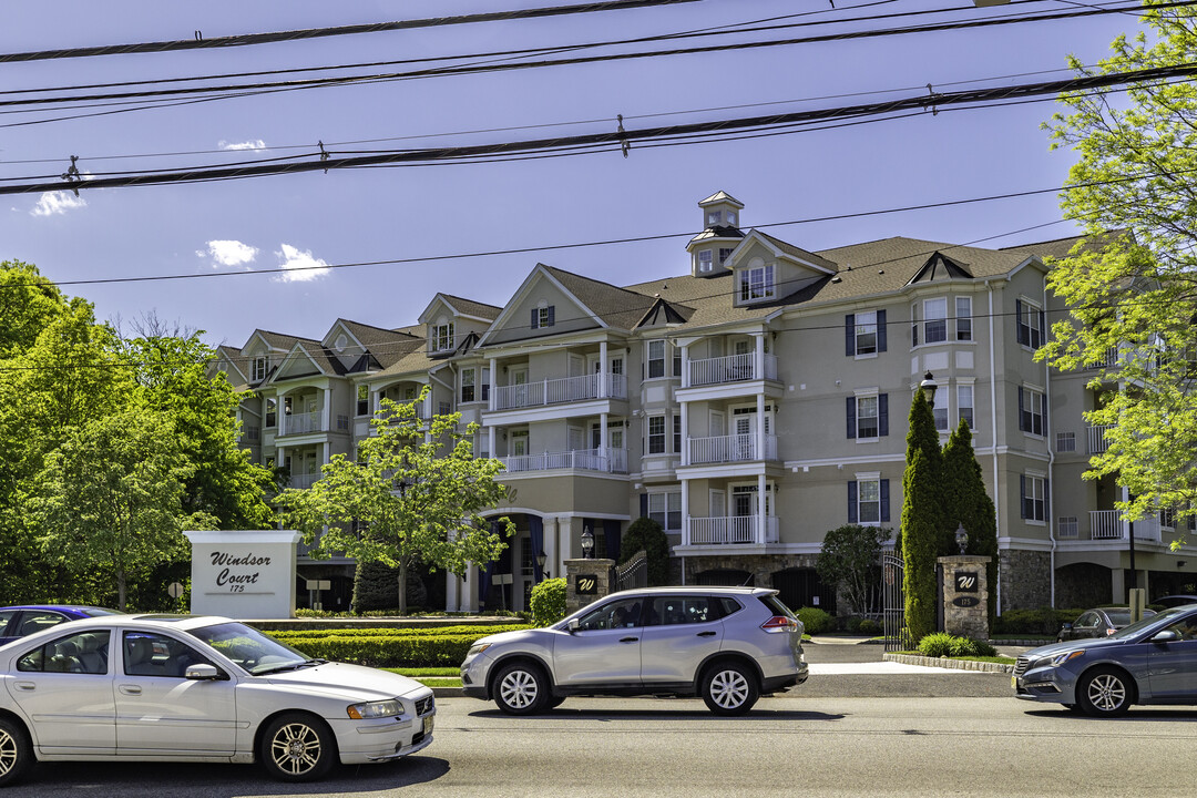 Windsor Court in Rochelle Park, NJ - Building Photo