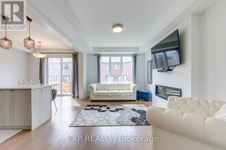 1252 Wheat Boom Dr. in Oakville, ON - Building Photo - Building Photo
