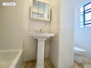 222 Thompson St in New York, NY - Building Photo - Building Photo