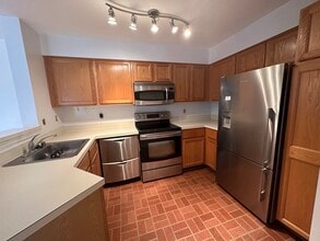 1100 Quaker Hill Dr, Unit 216 in Alexandria, VA - Building Photo - Building Photo