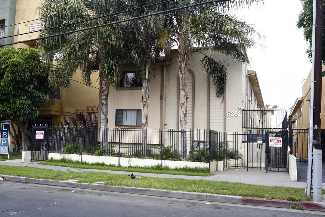 8361 Cedros Ave in Panorama City, CA - Foto de edificio