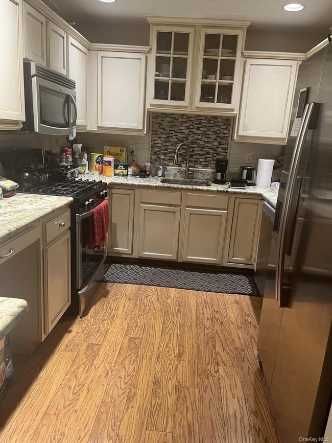 1113 Savoy Dr in Melville, NY - Building Photo - Building Photo