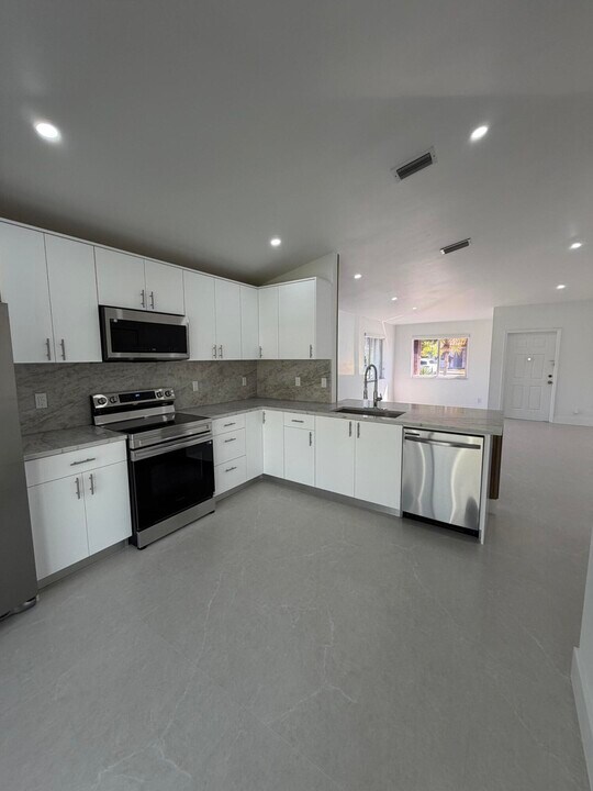 20841 NW 1st St in Pembroke Pines, FL - Building Photo