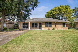 2106 Stonecrest Dr in Houston, TX - Building Photo