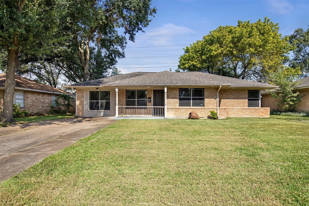 2106 Stonecrest Dr in Houston, TX - Building Photo