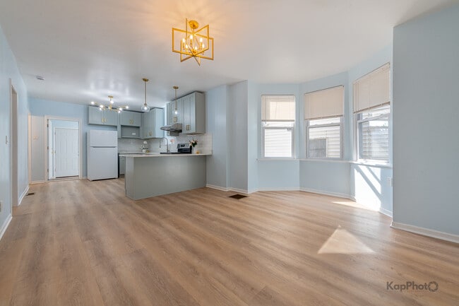 2821 S Emerald Ave, Unit 1F
