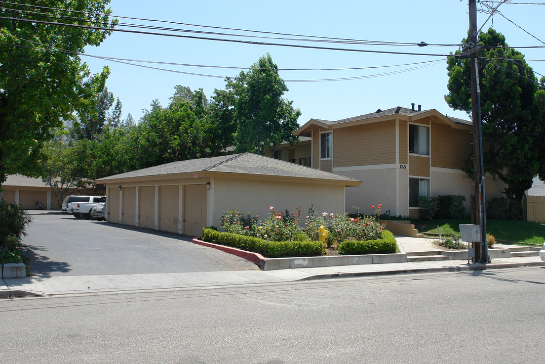 128 E Santa Ana St in Santa Paula, CA - Foto de edificio