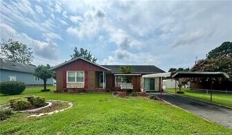 611 Reggie Ct in Spring Lake, NC - Building Photo