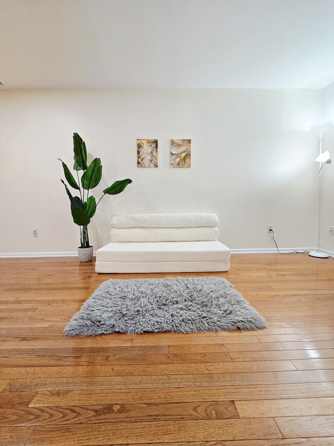 821 Creek Ct in Fair Lawn, NJ - Building Photo - Building Photo