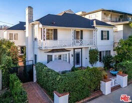 441 1/2 S Palm Dr in Beverly Hills, CA - Building Photo