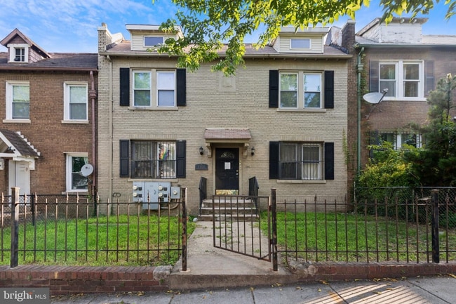 1106 Queen St NE